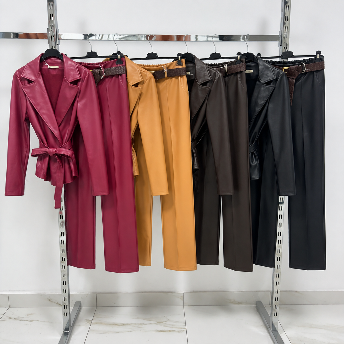 Oslo | Conjunto de chaqueta y pantalón de efecto piel · foto 5