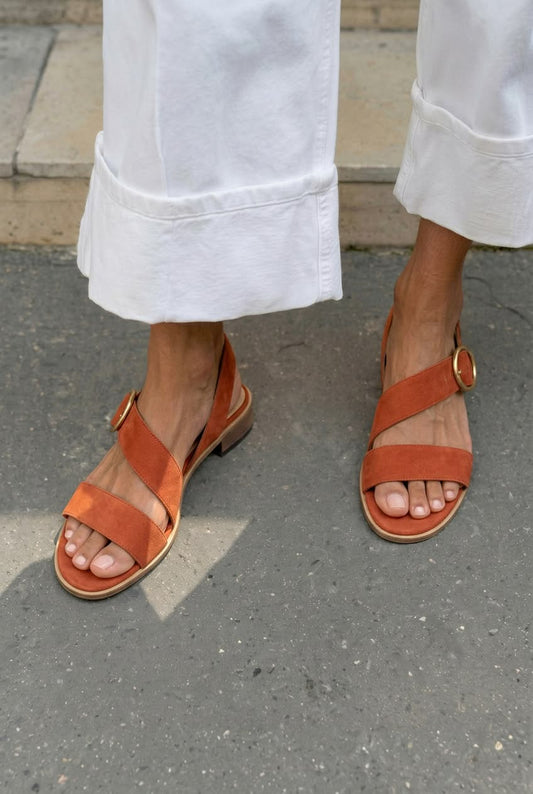 Sandalias asimétricas casual bajas con punta abierta y hebilla