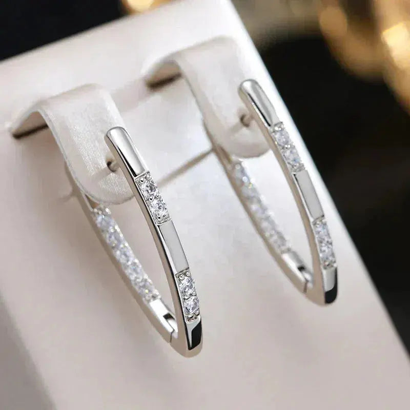 Pendientes sofisticados con piedras de circonita