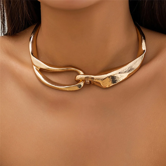 Collar dorado con textura atrevida