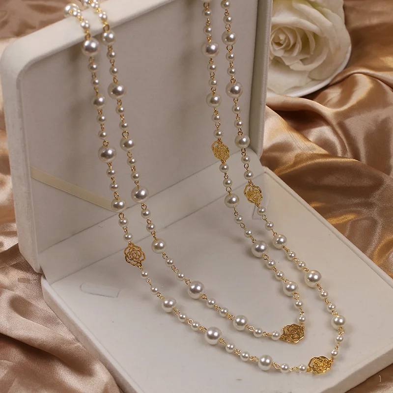 Collar elegante dorado con perlas