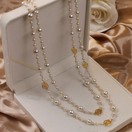 Collar elegante dorado con perlas