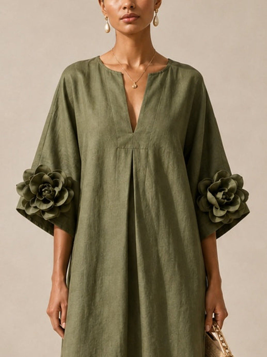 Floriana | Vestido midi con flores aplicadas en las mangas, verde oliva · fotografía 4