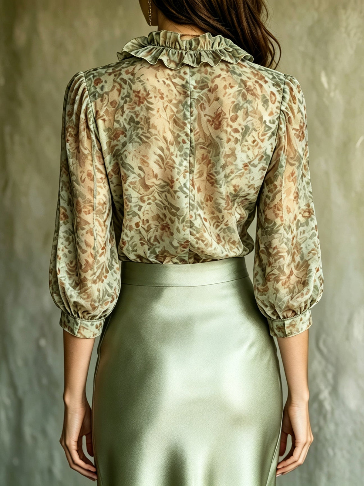 Giuliana | Conjunto de blusa floral y falda de satén, verde salvia · fotografía 3
