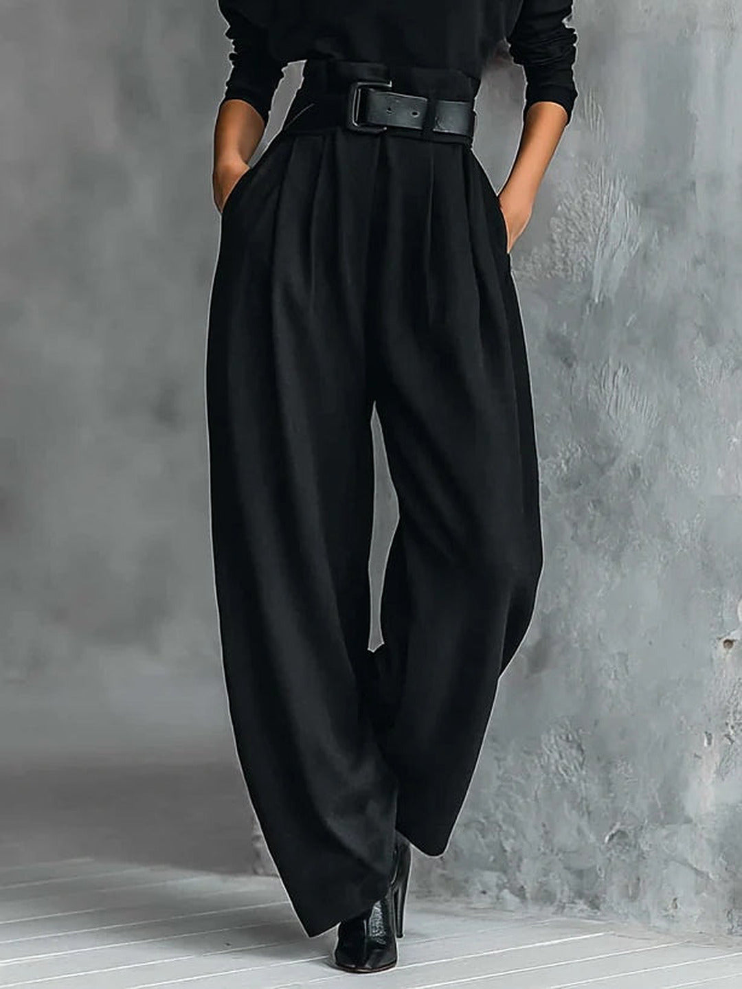 Jolanda | Conjunto de cuello alto y pantalón de pinzas, negro · fotografía 3