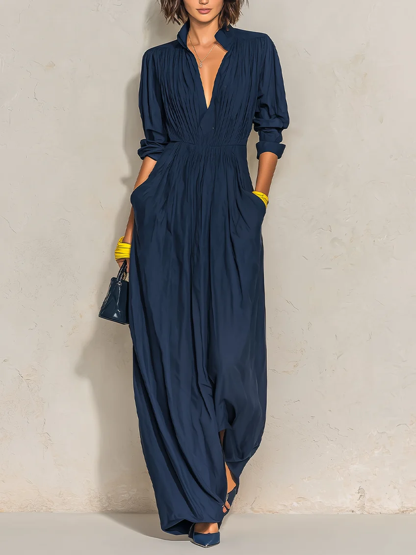 Ofelia | Vestido largo plisado con escote en V y cuello alto, azul marino · fotografía 1