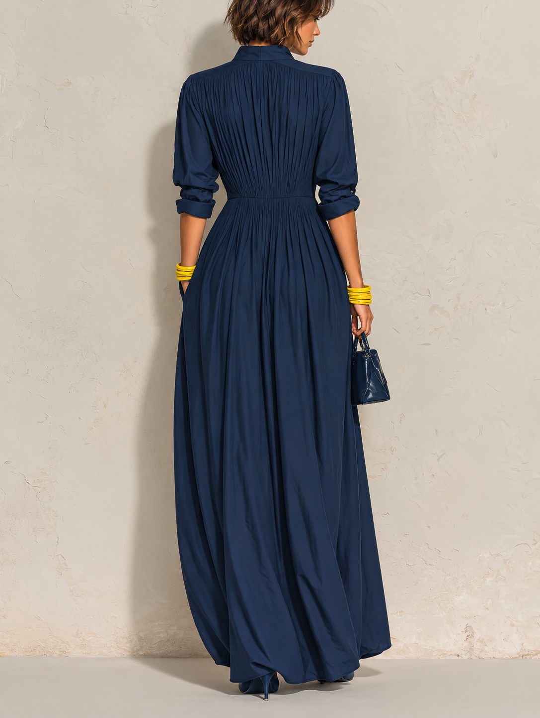 Ofelia | Vestido largo plisado con escote en V y cuello alto, azul marino · fotografía 2