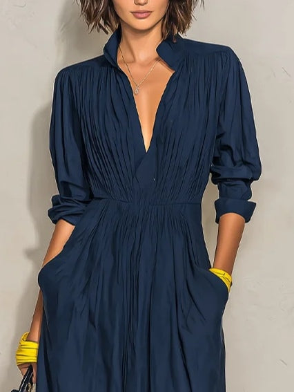 Ofelia | Vestido largo plisado con escote en V y cuello alto, azul marino · fotografía 3