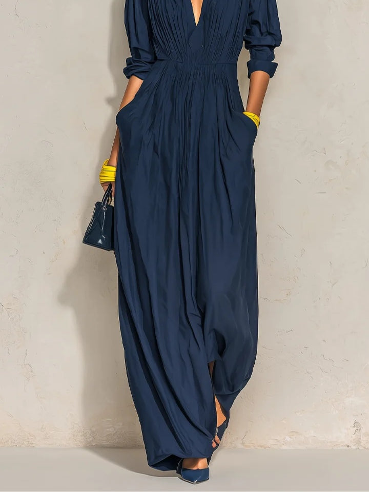 Ofelia | Vestido largo plisado con escote en V y cuello alto, azul marino · fotografía 4