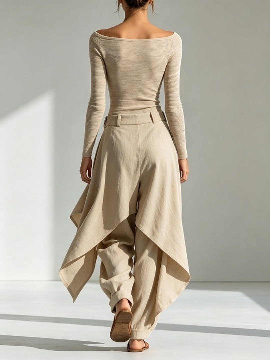 Orsola | Conjunto de top con escote barco y pantalón de capas, beige · fotografía 2
