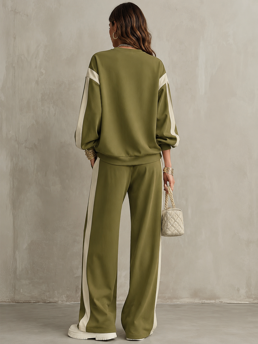 Romina | Conjunto de sudadera y pantalón con banda lateral, verde oliva · fotografía 2