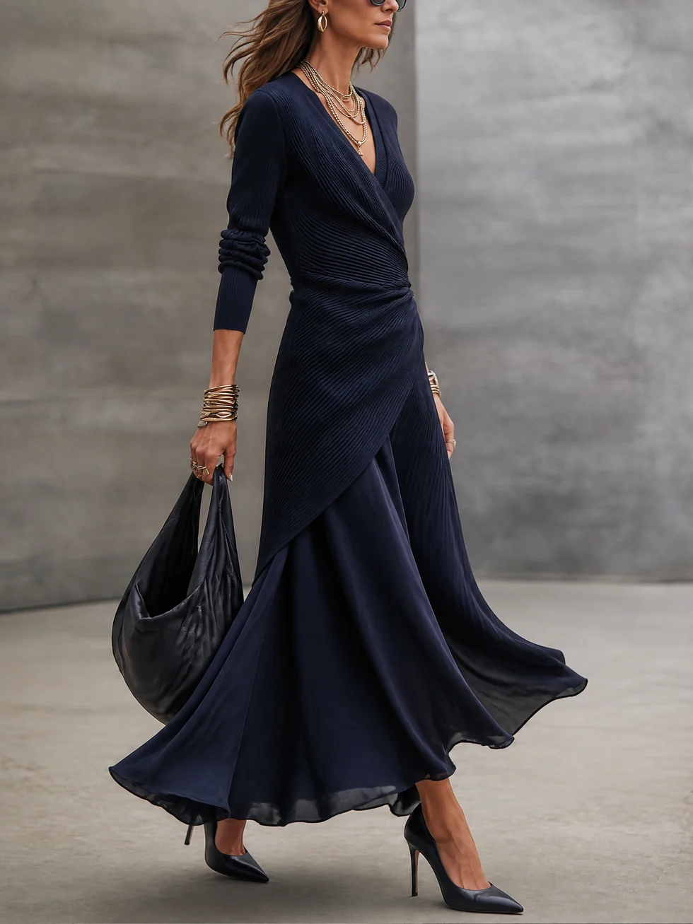 Tamara | Vestido largo cruzado con falda de satén, azul marino · fotografía 3