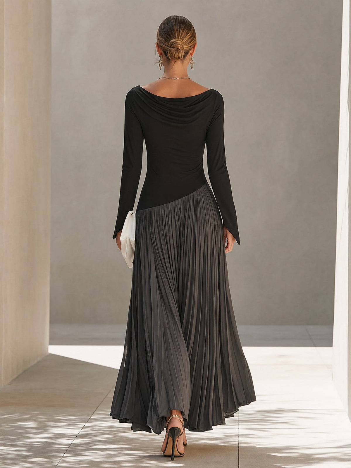 Virginia | Vestido largo plisado con cuello drapeado, negro y gris · fotografía 2