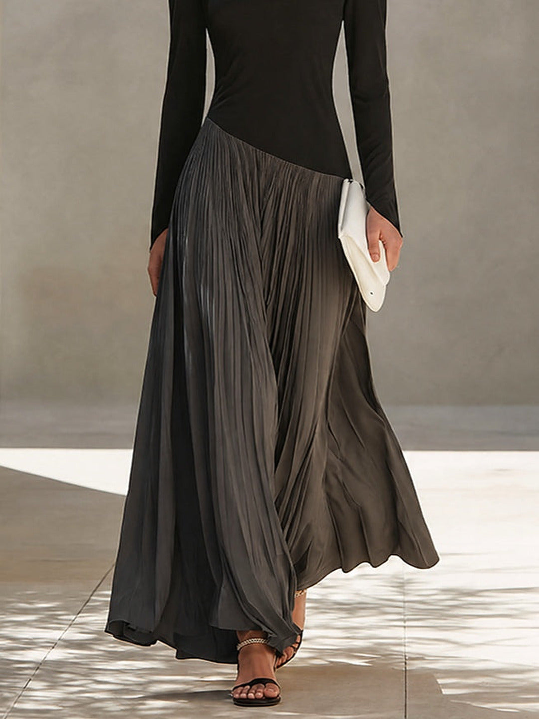 Virginia | Vestido largo plisado con cuello drapeado, negro y gris · fotografía 4