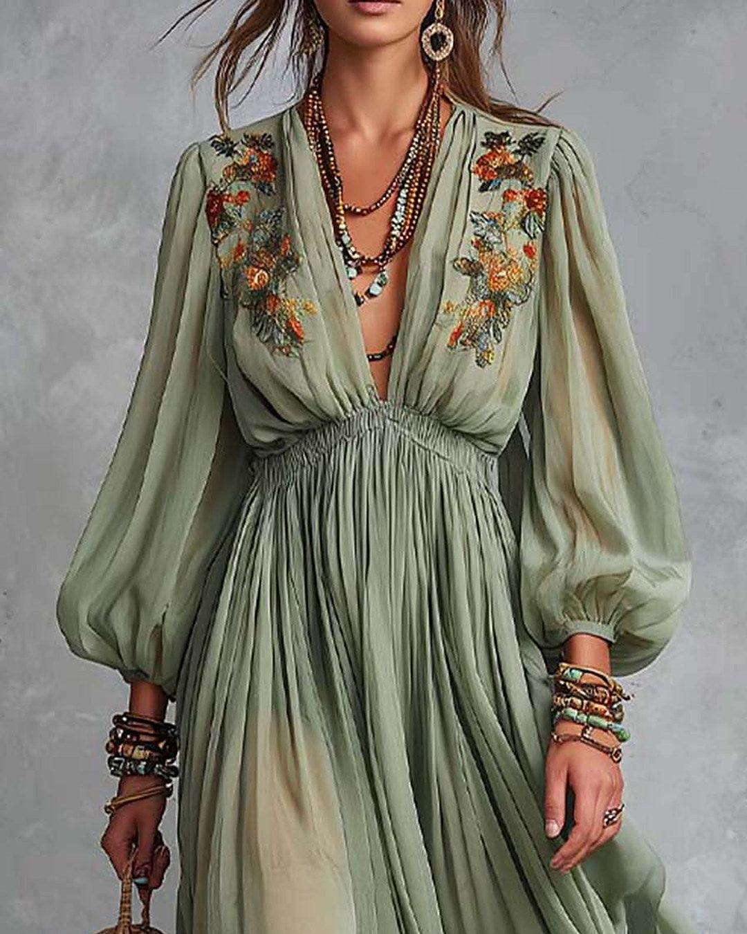 Elodia | Vestido largo con bordados florales, verde salvia · foto 3