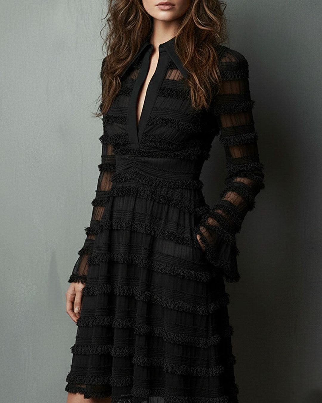 Rosalia | Minivestido con escote en V y volantes con flecos, negro · foto 3