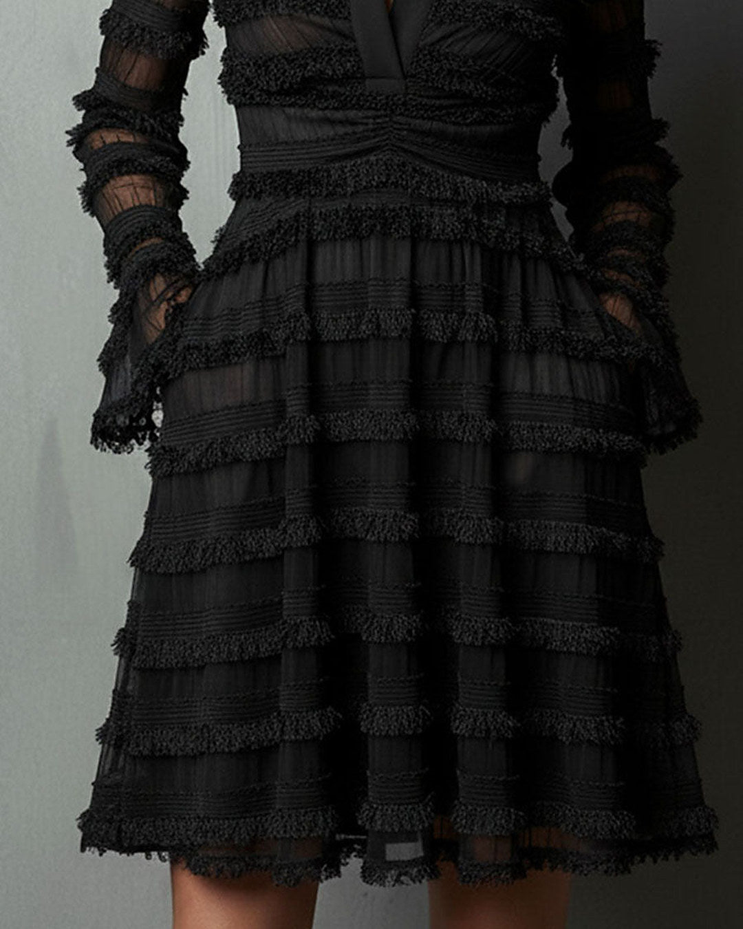 Rosalia | Minivestido con escote en V y volantes con flecos, negro · foto 7
