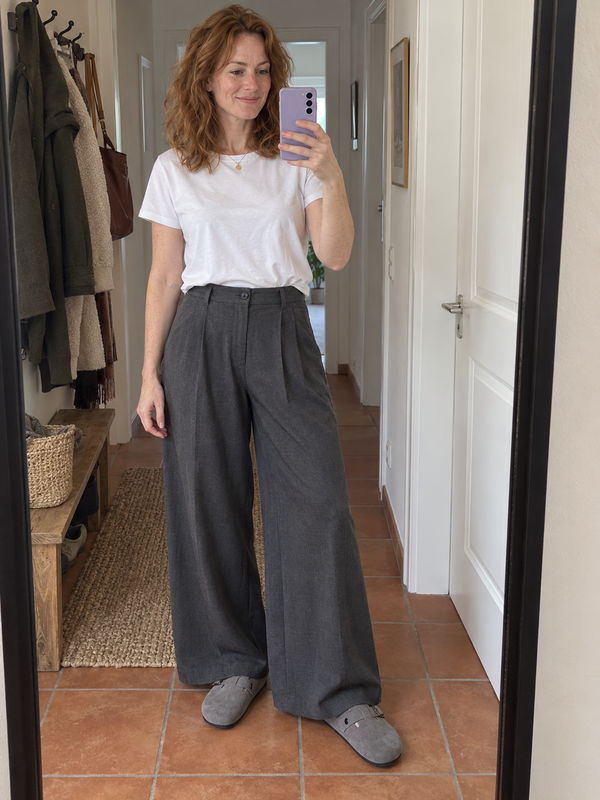 Imagen de ejemplo creada con IA: zuecos gris con pantalón ancho