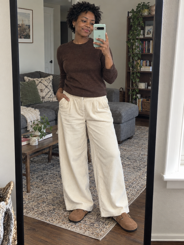 Imagen de ejemplo creada con IA: zuecos marron con pantalón ancho