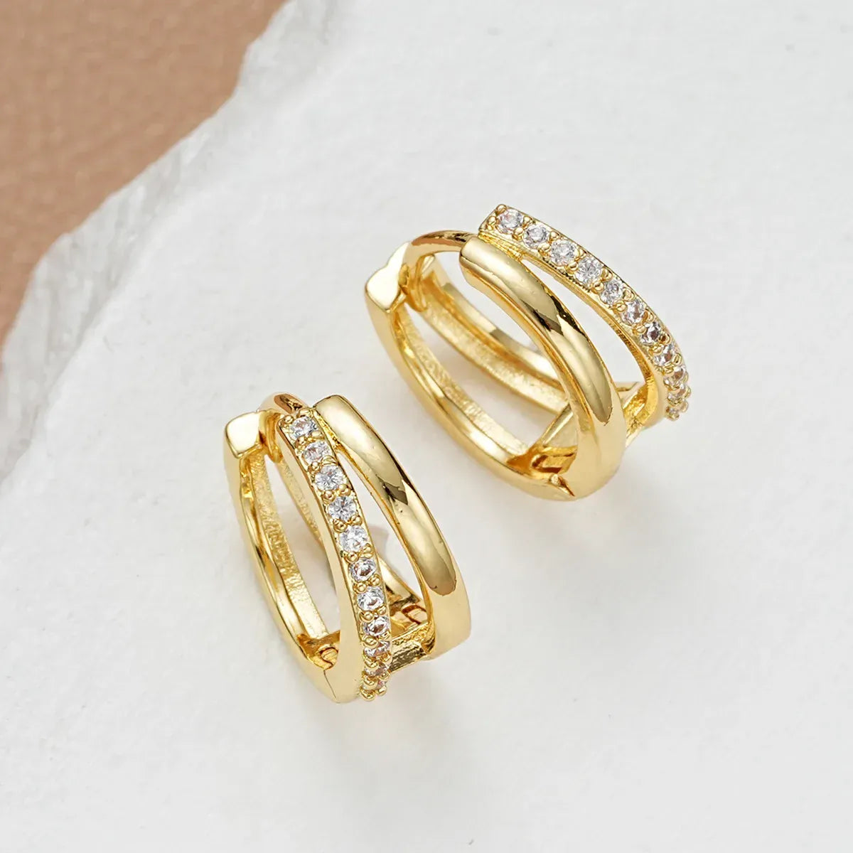 Pendientes con Doble Aro Dorado y Brillantes