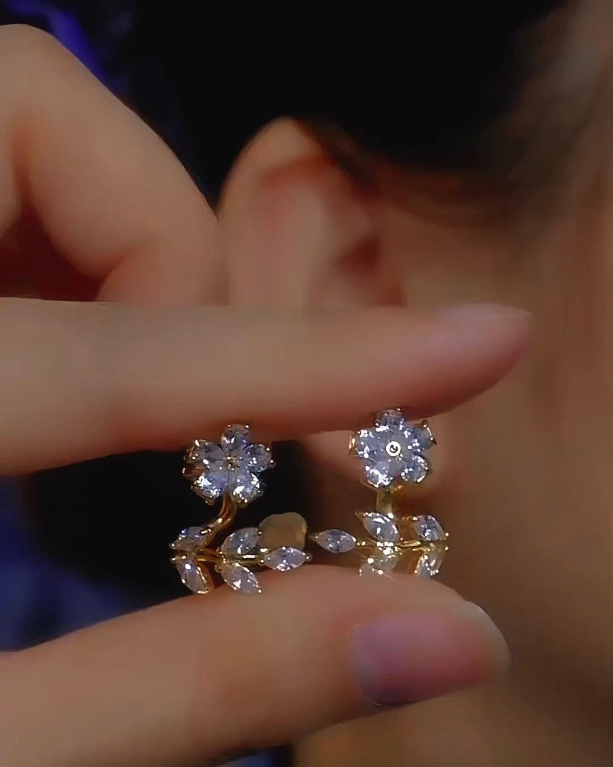 Pendientes Delicados con Flor Brillante