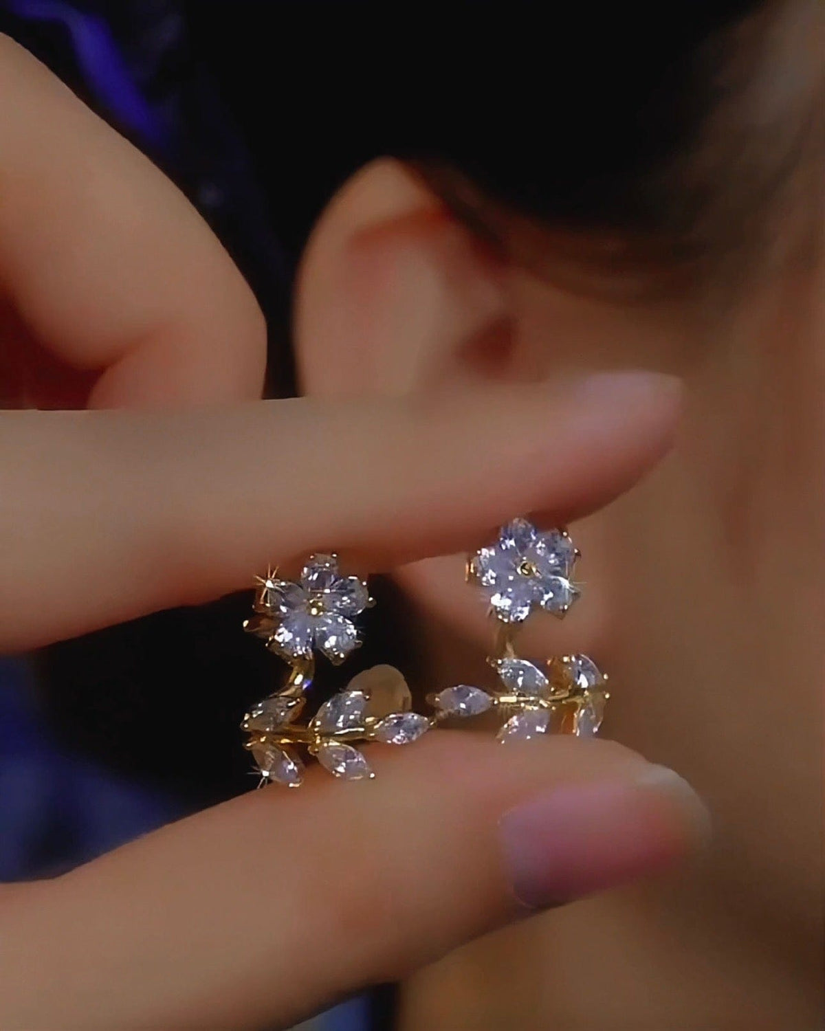 Pendientes Delicados con Flor Brillante