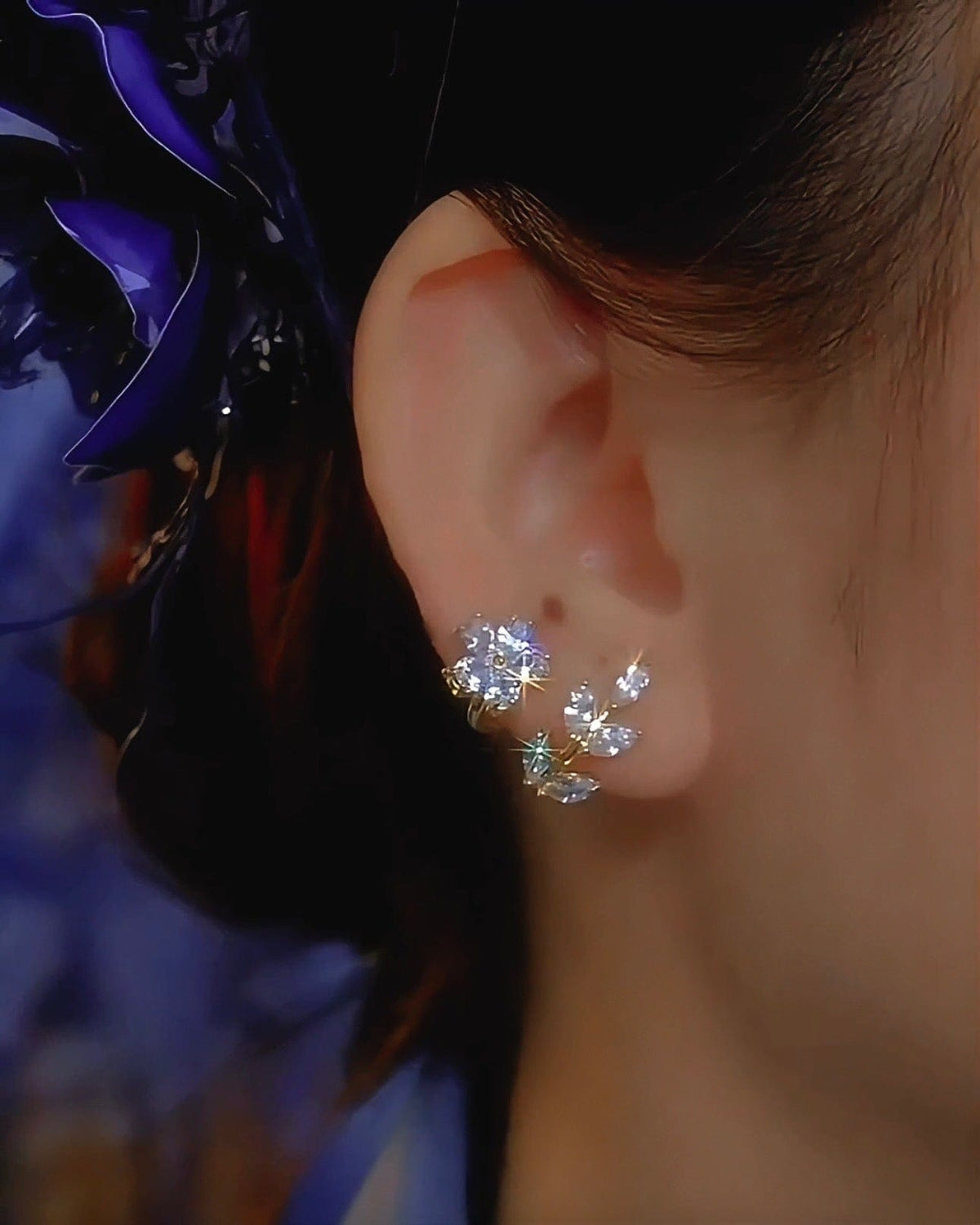 Pendientes Delicados con Flor Brillante