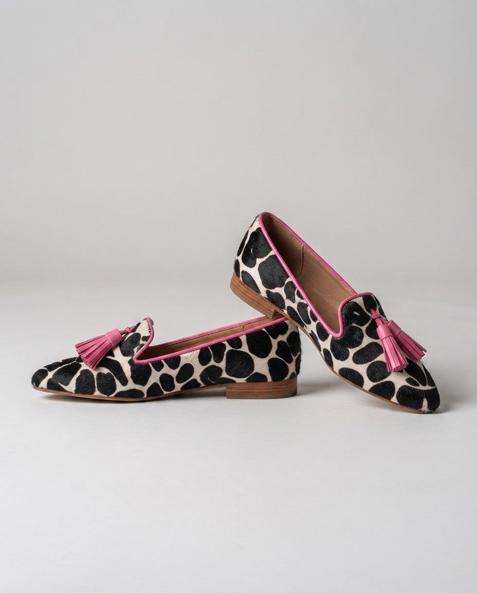 Mocasín Ginevra — Vaca en blanco y negro con borlas rosas