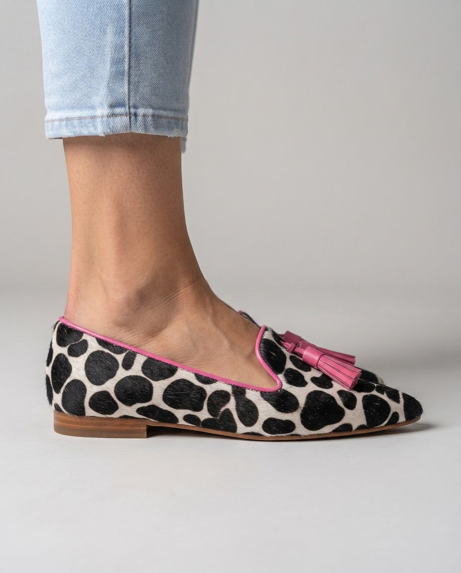 Mocasín Ginevra — Vaca en blanco y negro con borlas rosas