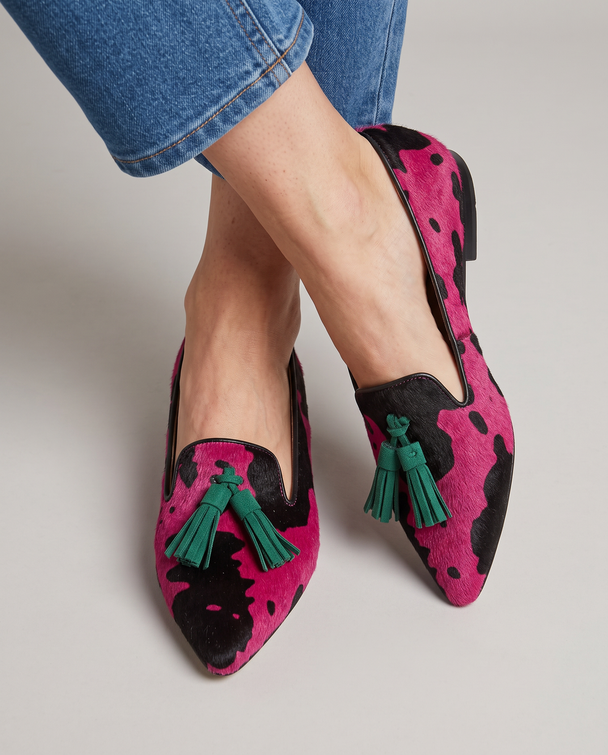 Mocasín Ginevra — Vaca fucsia con borlas verdes
