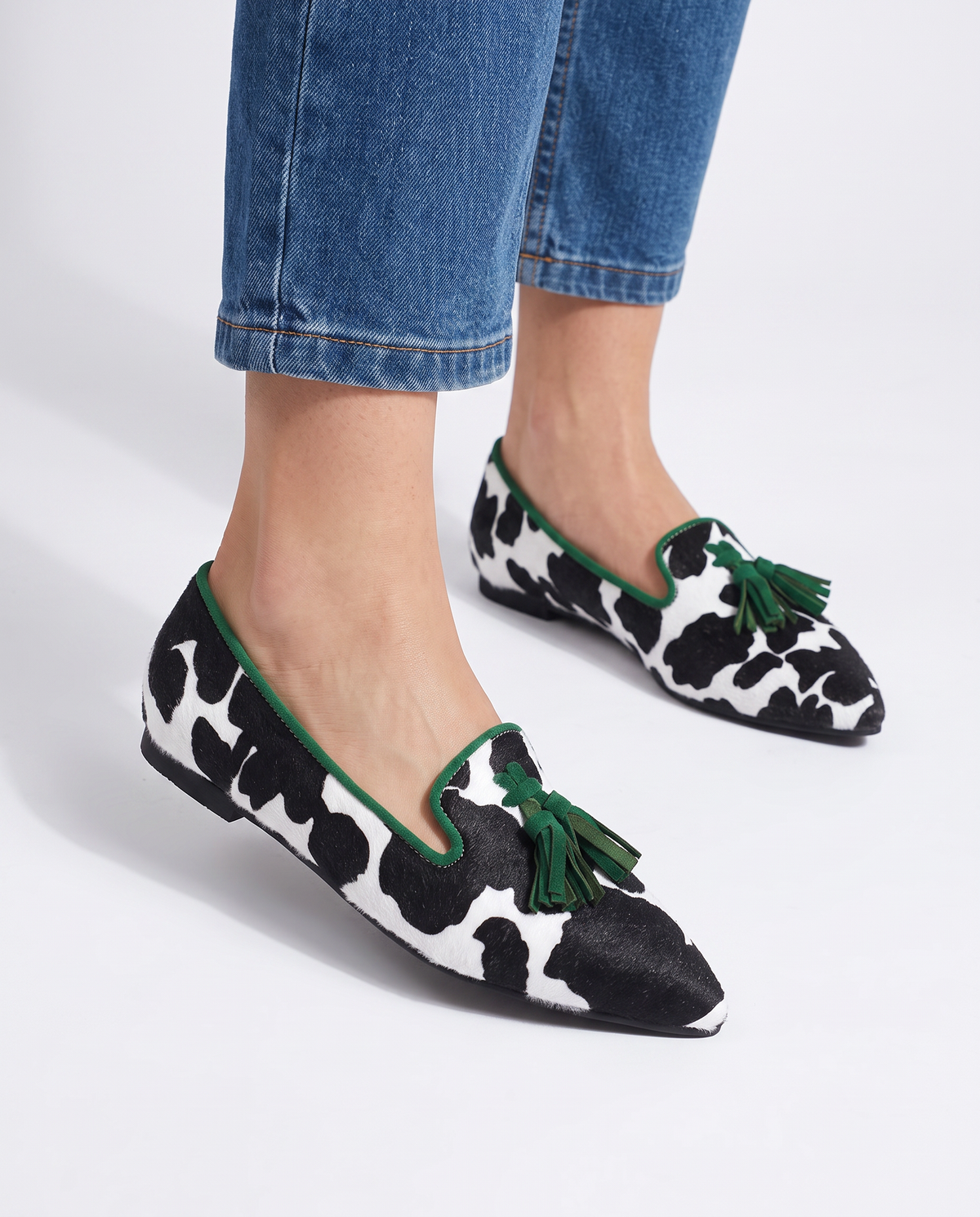 Mocasín Ginevra — Vaca en blanco y negro con borlas verdes