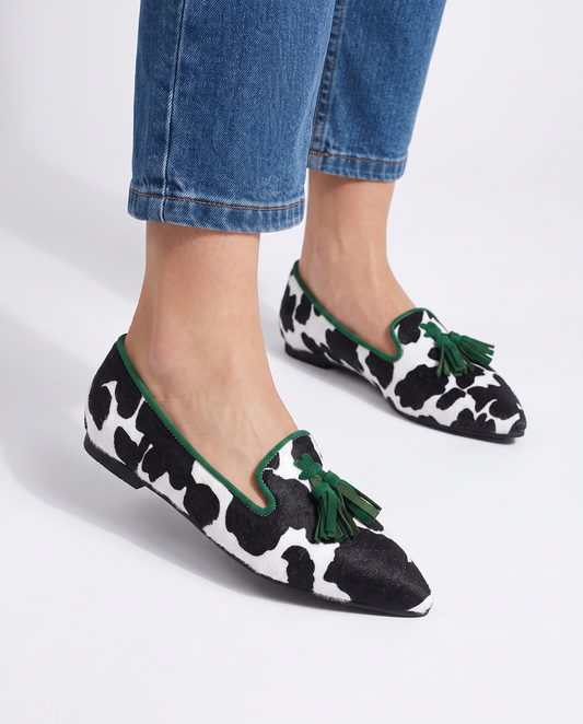 Mocasín Ginevra — Vaca en blanco y negro con borlas verdes