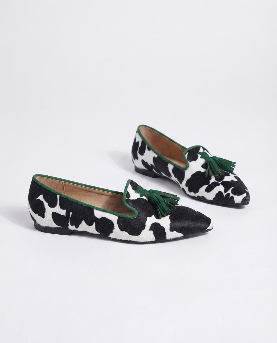 Mocasín Ginevra — Vaca en blanco y negro con borlas verdes