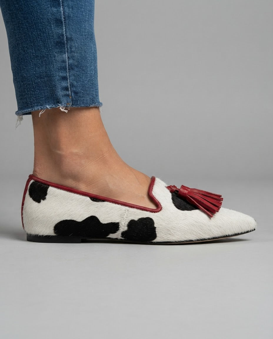Mocasín Ginevra — Vaca en blanco y negro con borlas rojas