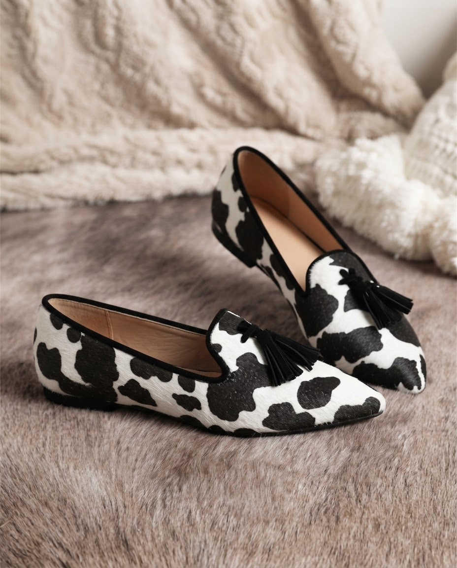 Mocasín Ginevra — Vaca en blanco y negro con borlas negras