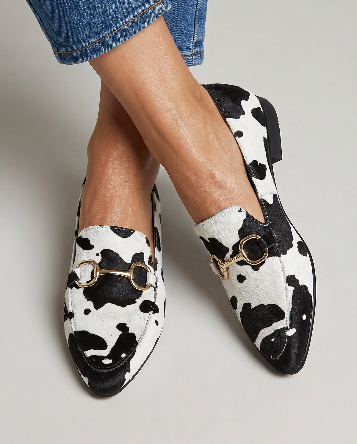 Mocasín de piel con pelo y estampado moteado en blanco y negro