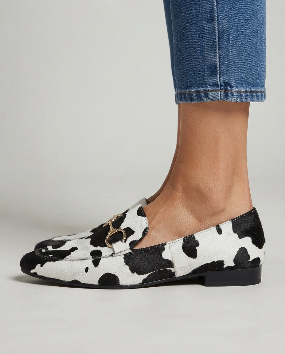 Mocasín de piel con pelo y estampado moteado en blanco y negro