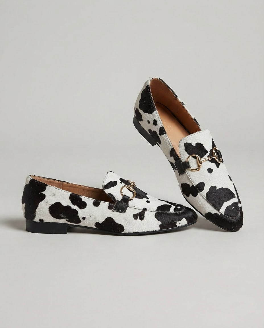 Mocasín de piel con pelo y estampado moteado en blanco y negro