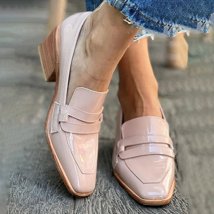 Mocasines brillantes con tacón ancho