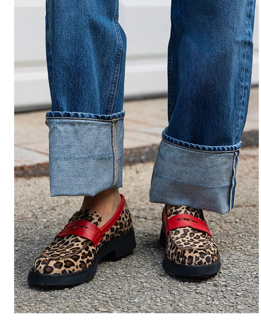 Mocasines Geneva de leopardo con detalles rojos