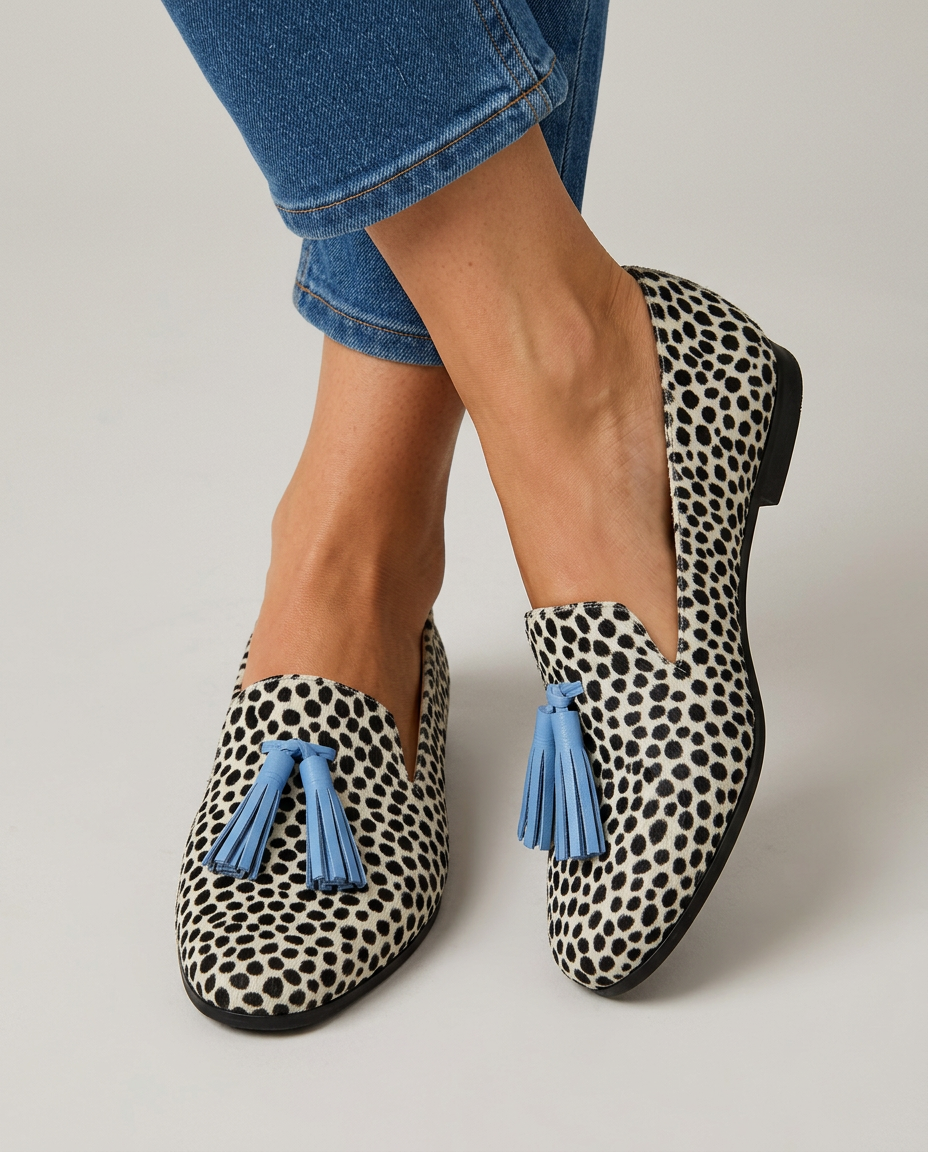 Mocasines Nadia — Leopardo en blanco y negro con borlas azul claro