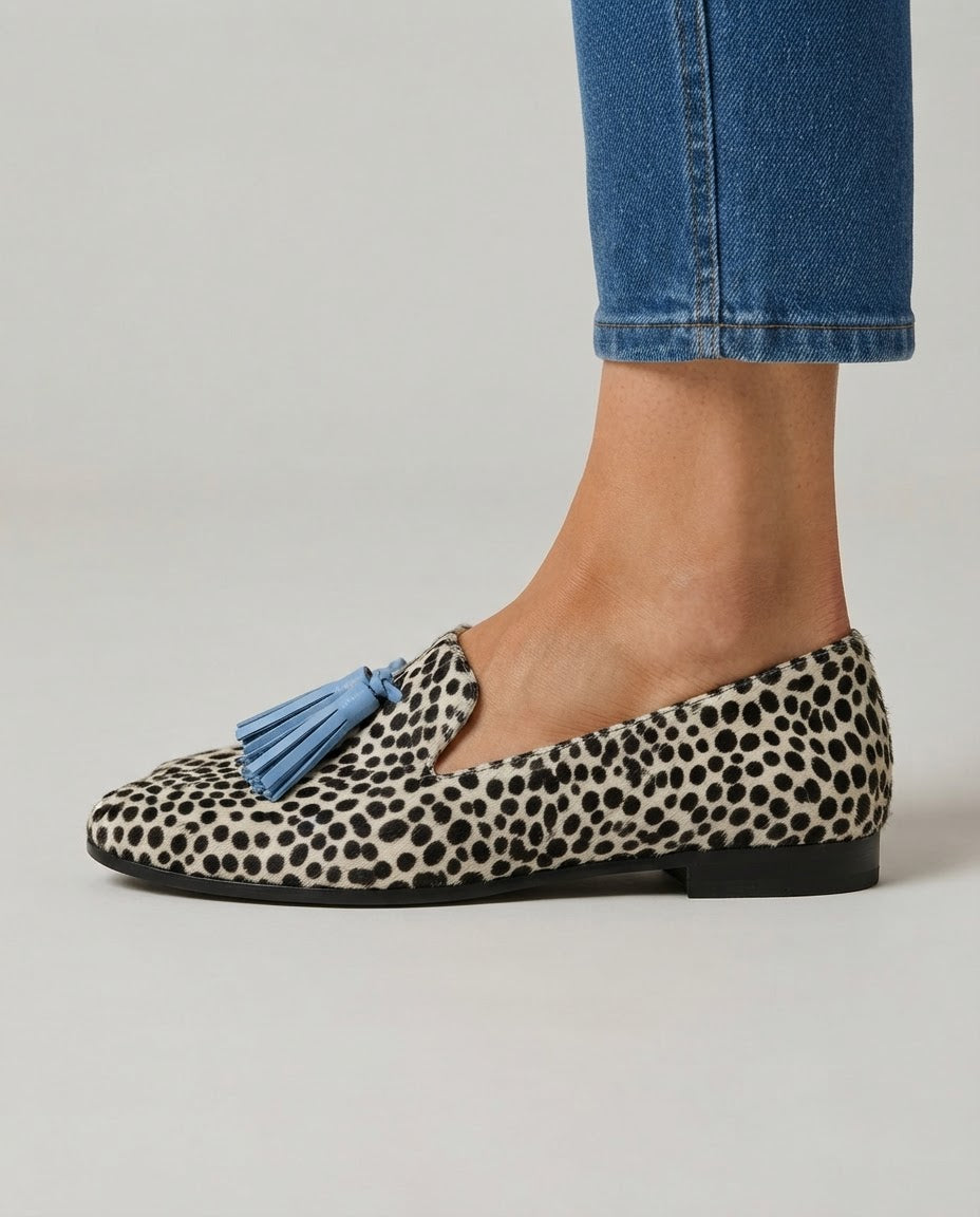 Mocasines Nadia — Leopardo en blanco y negro con borlas azul claro